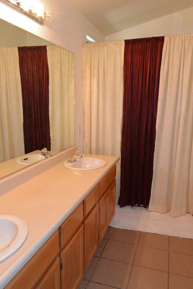 Building Photo - 3 bedroom 2 bathroom in the El Diamante sc...