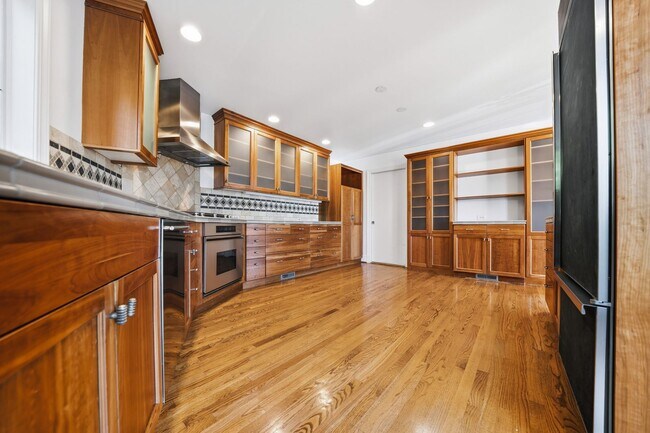 Building Photo - Three bedroom and Two Bathroom home in Portland Heights! Gourmet Kitchen and incredible natural L...