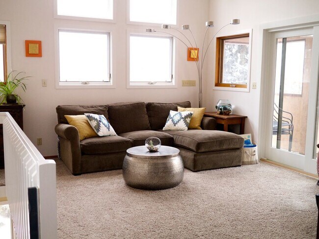 Building Photo - 4 Bed 2.5 Bath House One Block From North Boulder Park.