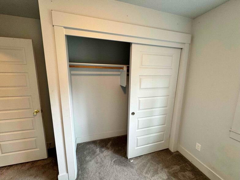 Building Photo - 304 Oak St