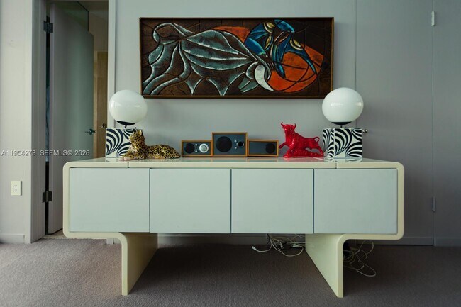 Building Photo - 1000 Venetian Way