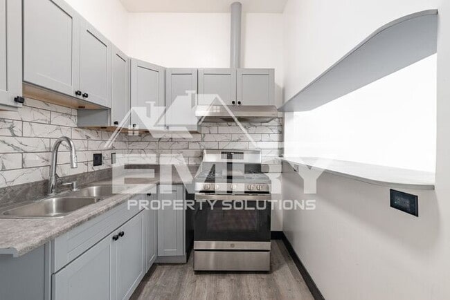 Building Photo - 942 S Gerhart Ave