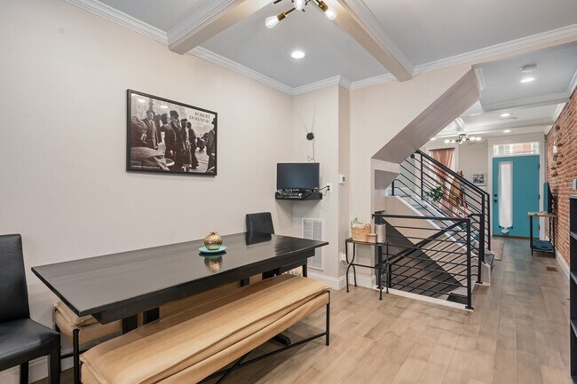 Building Photo - Bright & Immaculate 2 Bed · 3 Bath