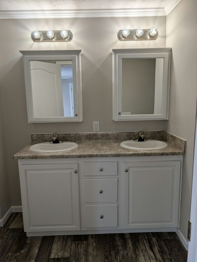 Building Photo - 30021 Pineview Cir