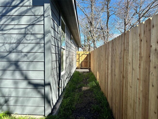 Building Photo - 1115 Neches St