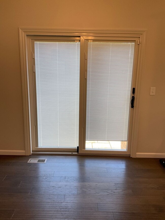 Building Photo - 104 Forest Oaks Dr