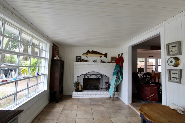 Building Photo - 1139 N Bayshore Dr