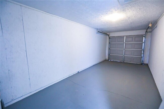 Building Photo - 1967 Singer Way