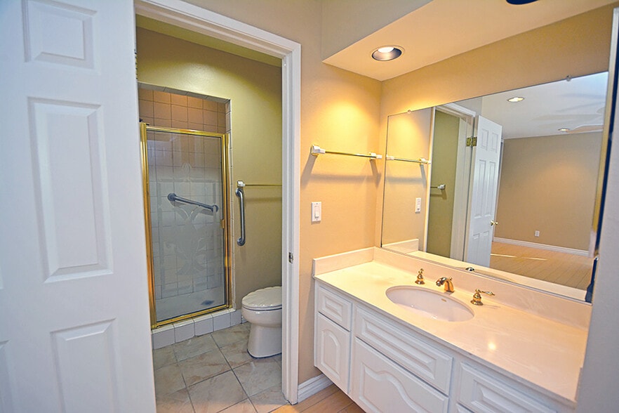 Building Photo - 10051 Valley Circle Blvd