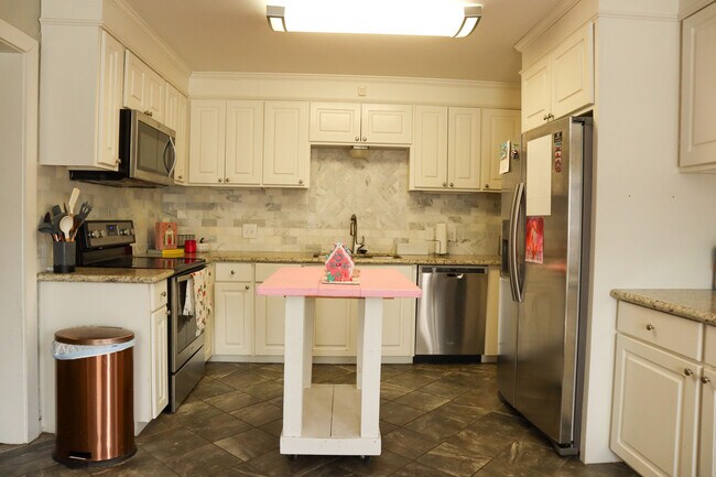 Building Photo - 123 Lloyd St