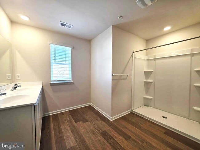 Building Photo - 374 Robbins Farm Rd