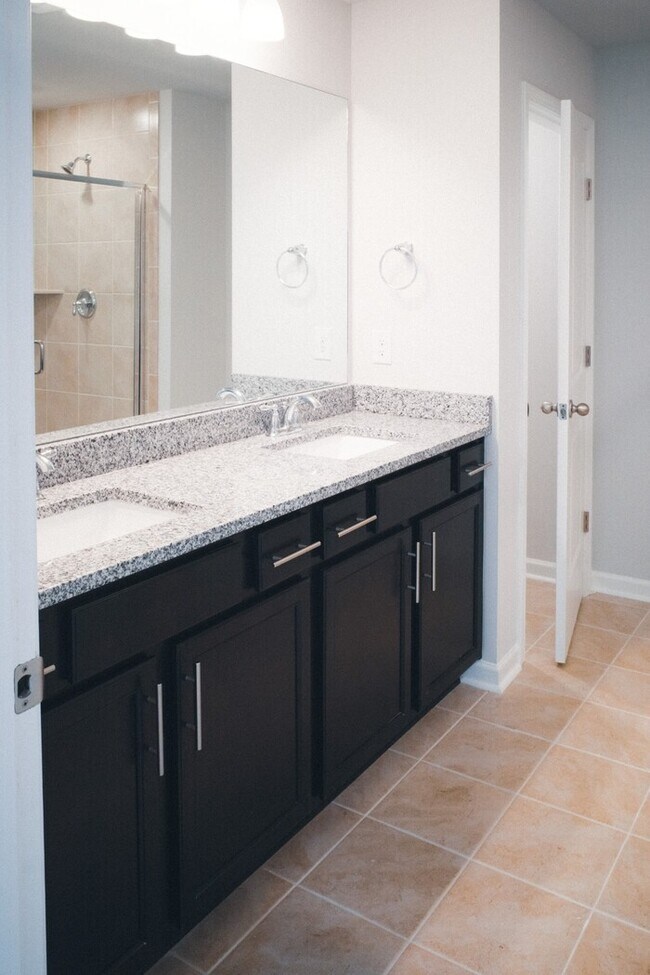 Building Photo - 4 Bed/ 3 Bath Townhome with Immediate Occupancy!