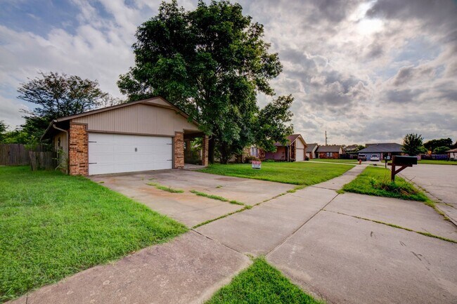 Building Photo - Fantastic Broken Arrow property now up for rent