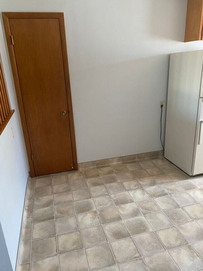 Building Photo - 2325-2327 Victoria Dr SW