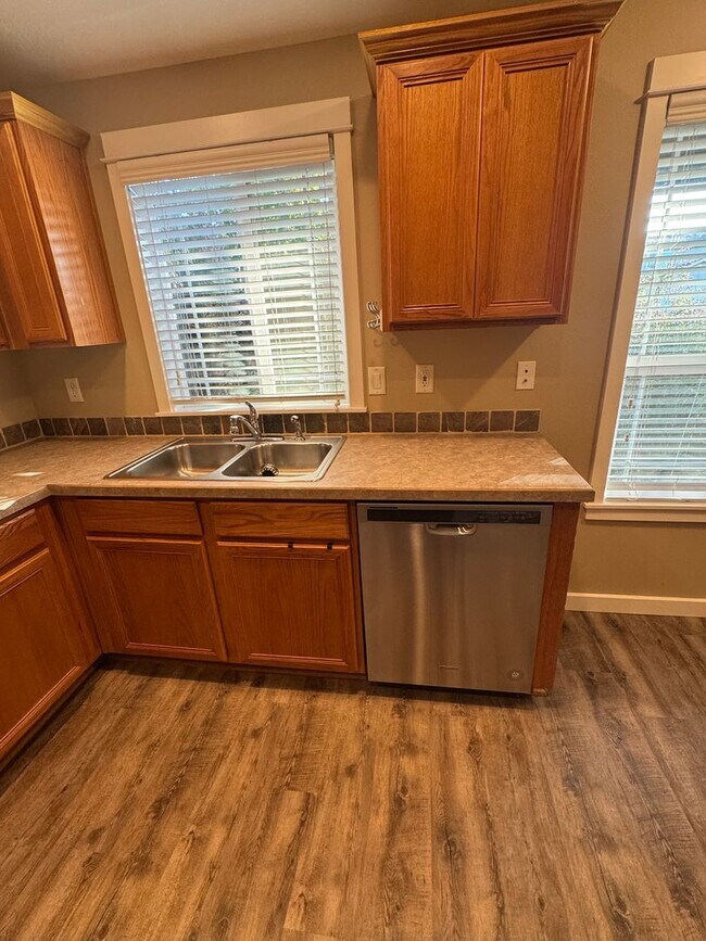 Building Photo - Gorgeous 4 bedroom, 2 bath, Albany