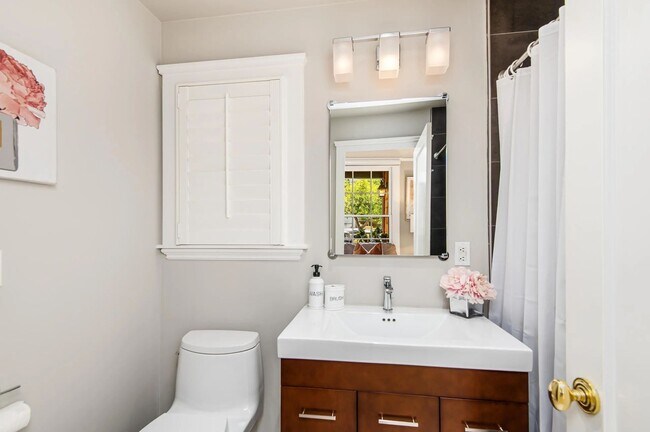 Building Photo - Updated 3BD/2BA Menlo Park Home with French Oak Floors + Bonus Room