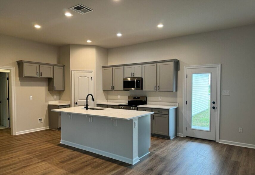 Building Photo - 404 Weaver Way