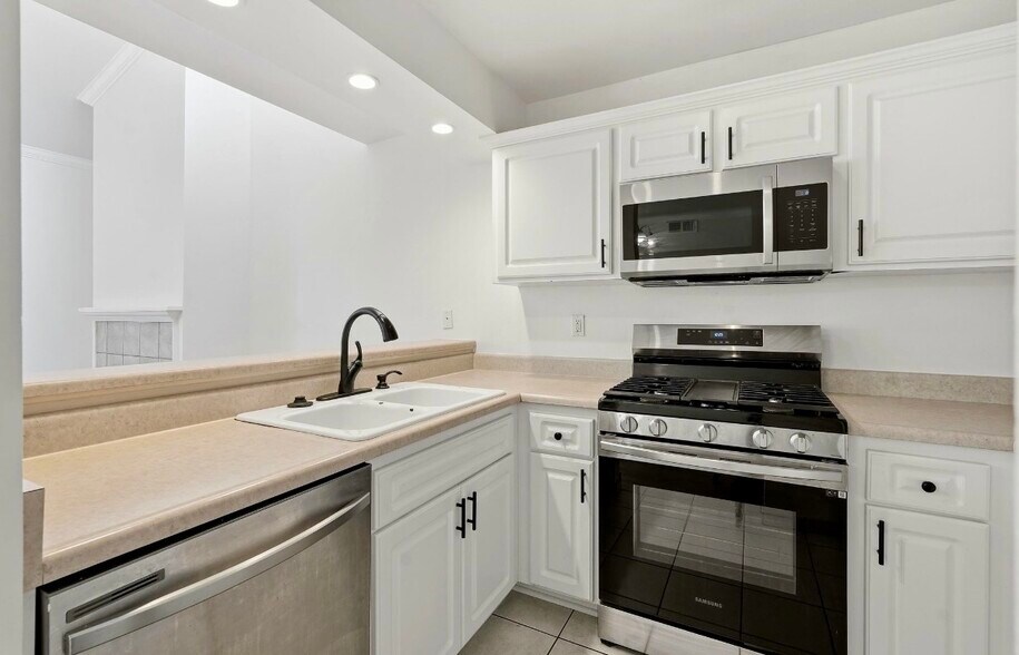 Building Photo - 5325 Newcastle Ave