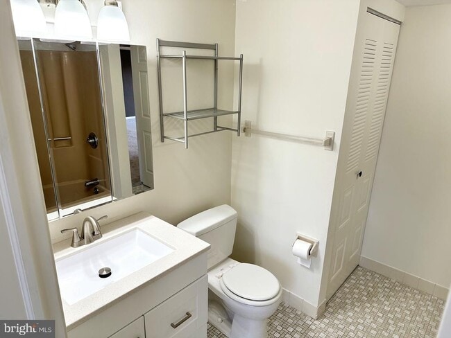 Building Photo - 63 Hermitage Dr
