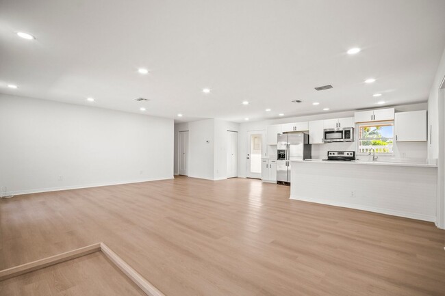 Building Photo - Fully Renovated 3 Beds 2 baths condo off M...