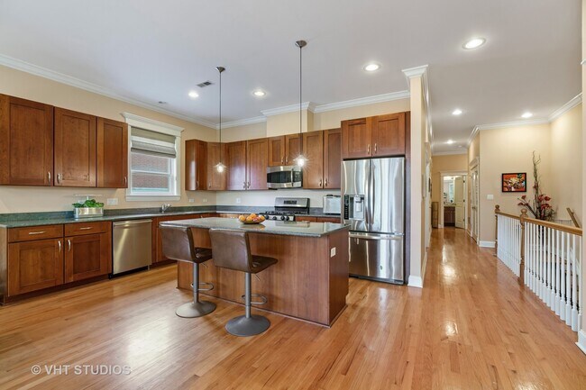Building Photo - 3820 N Greenview Ave
