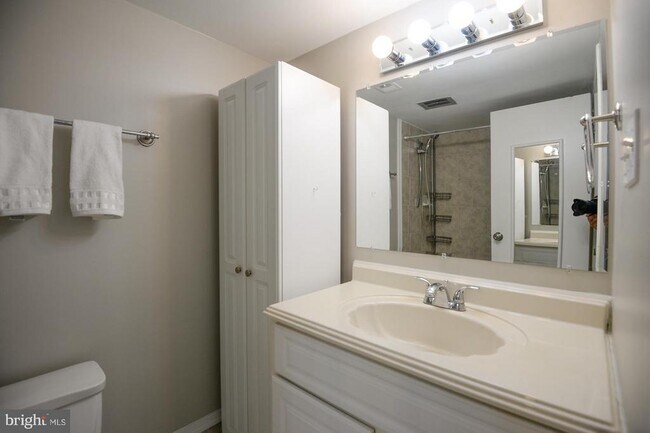 Building Photo - 9735 Kings Crown Ct