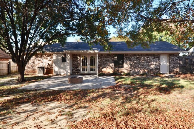 Building Photo - FOR LEASE!  Nice 3-2-1 Brick Home In Great...