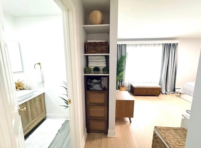 Building Photo - 952 E Old Willow Rd