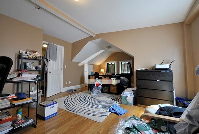 Building Photo - Charming 5 Bedroom