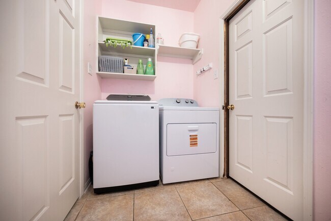 Building Photo - 1823 Blue Water Bay Dr