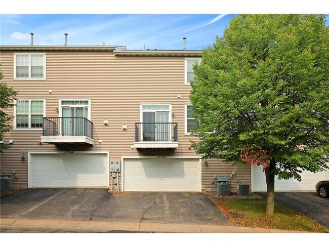 Building Photo - 15564 Lilac Dr
