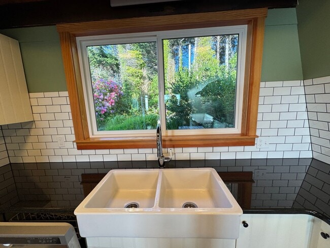Building Photo - Beautiful Ocean Front Home in Seal Rock!