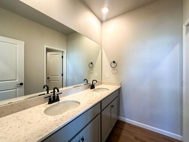 Building Photo - Alder Creek 3bd 2.5ba paired home for rent!