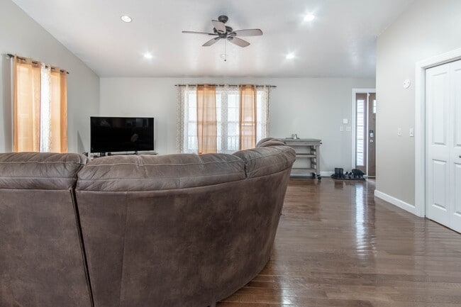 Building Photo - 29573 Maple St