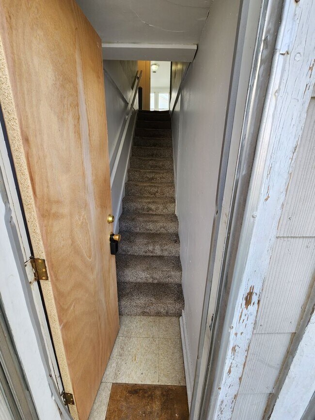 Building Photo - Spacious 2-Bedroom, 1-Bathroom Home AVAILA...