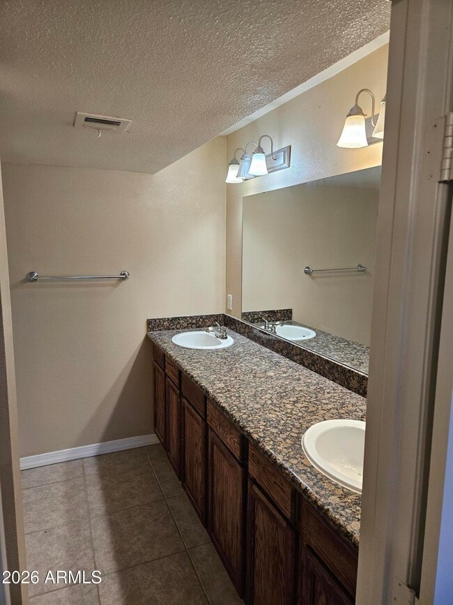 Building Photo - 935 N Granite Reef Rd