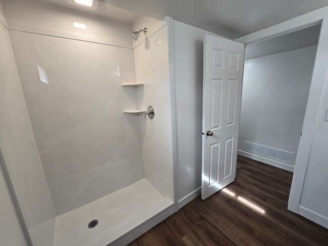 Building Photo - Remodeled 4 Bed, 2 Bath with Double Kitchen & Covered Carport
