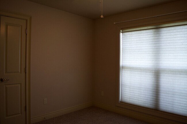Building Photo - Marvelous 3 Bedroom House In Mill Creek Ma...