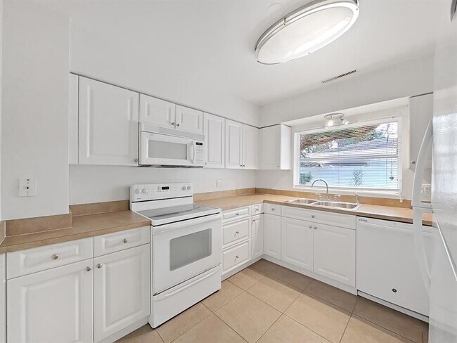 Building Photo - 1701 Laurie Ln