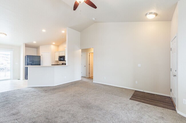 Building Photo - 3 bed 2 bath home