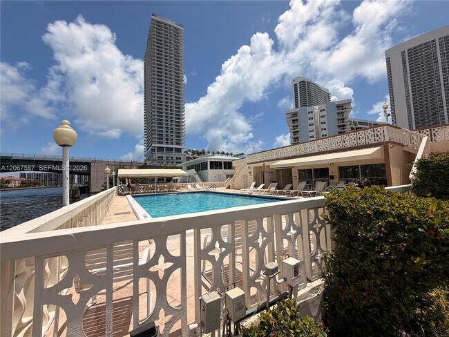 Building Photo - 1825 S Ocean Dr