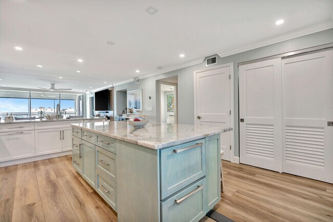 Building Photo - 911 Ocean Dr