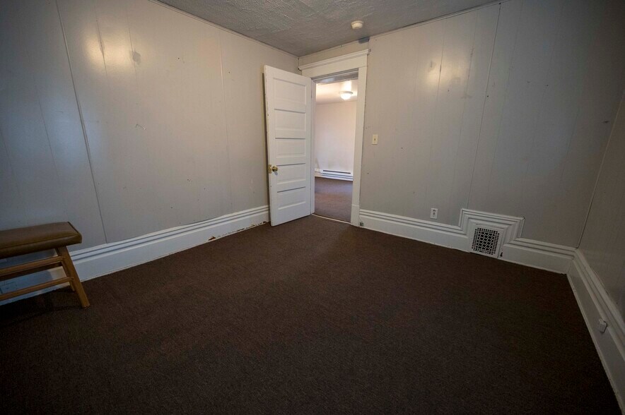 Bedroom - 319 N Sycamore St