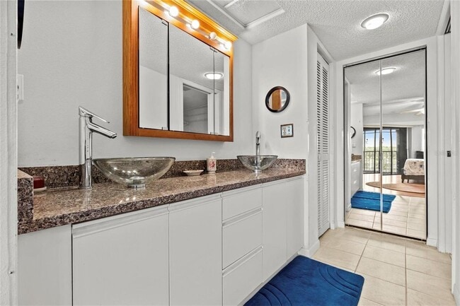 Building Photo - 1942 Golf View Dr