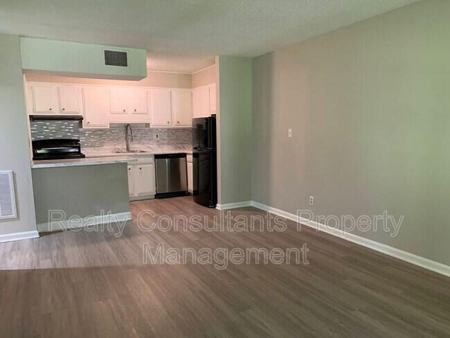 Building Photo - 1101 Robinhood Rd