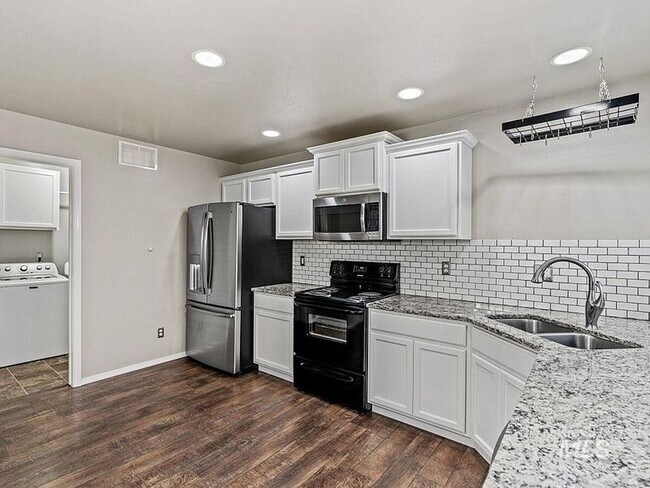 Building Photo - Immaculate/Charming Home in NW Meridian