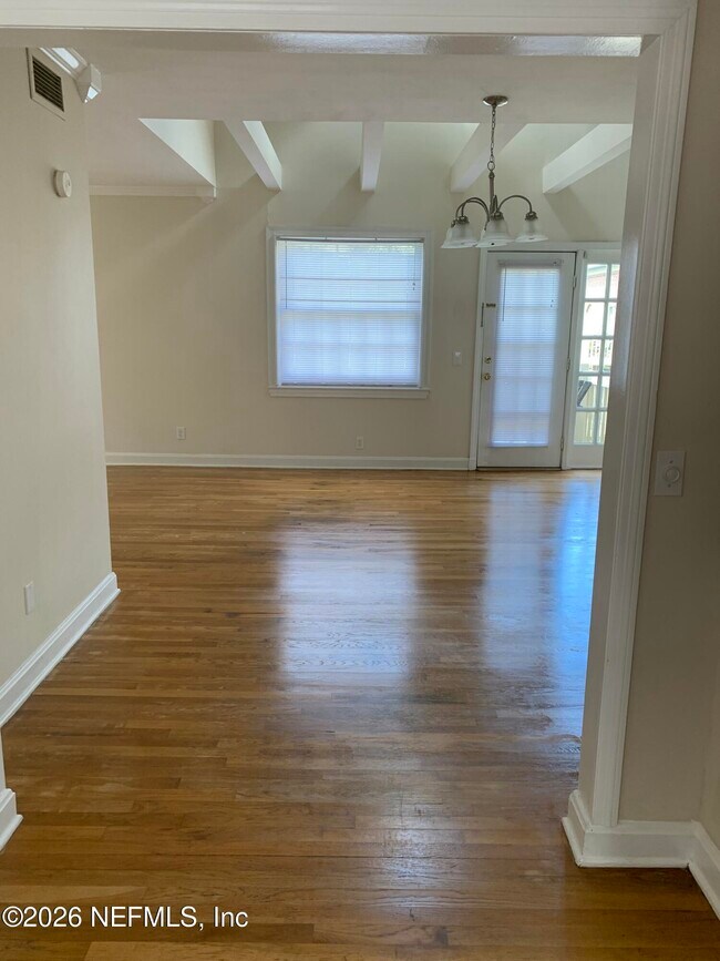 Building Photo - 842 Cedar St