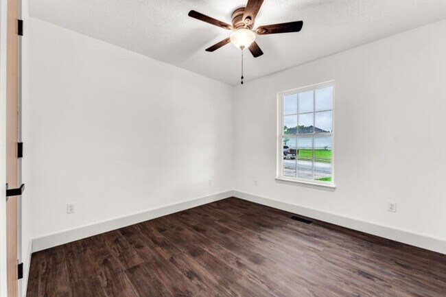 Building Photo - NIXA-5 Bed, 3 bath REMODELED Home | Walkou...