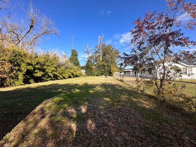 Building Photo - Spacious 3/2 available now!
