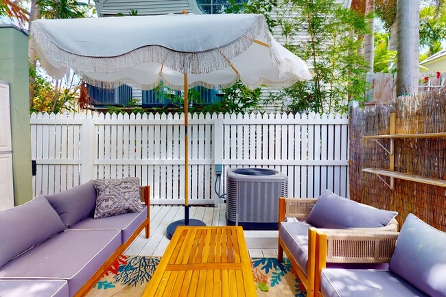 Building Photo - 1011 Howe St